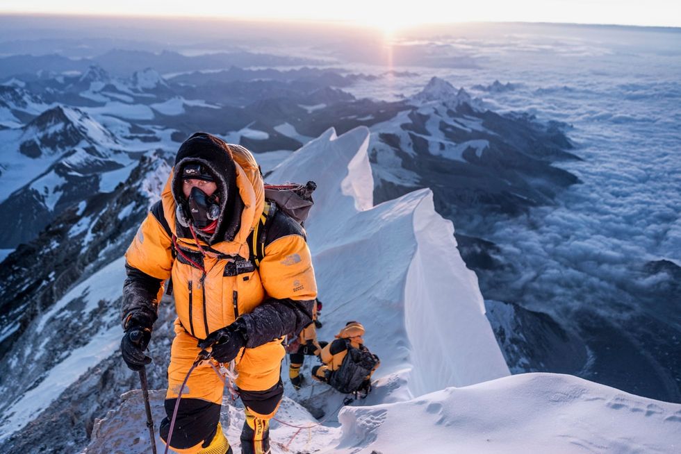 Schrijver en bergbeklimmer Mark Synnott maakte deel uit van de zeven leden tellende expeditie die in het voorjaar van 2019 via de noordroute naar de Everest op zoek ging naar sporen van Irvine die bijna een eeuw geleden op de berg verdween