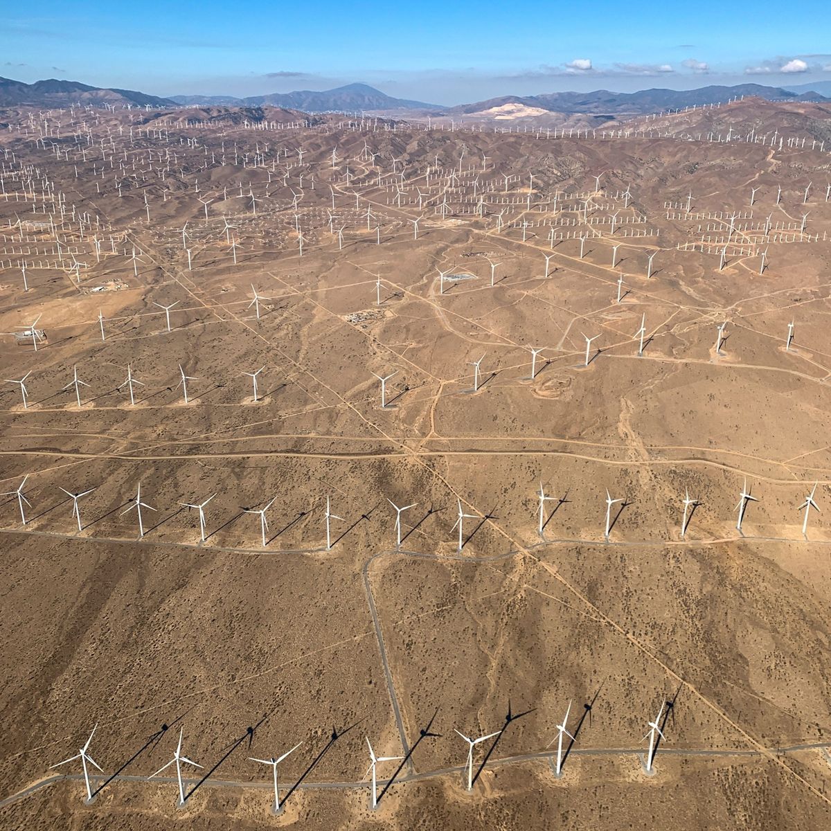 Windturbines in de Mojavewoestijn in de Amerikaanse staat Californi Volgens het recente VNklimaatrapport is een snelle overstap van fossiele brandstof naar hernieuwbare energiebronnen de enige manier om de ernstigste gevolgen van de klimaatverandering op aarde te beperken