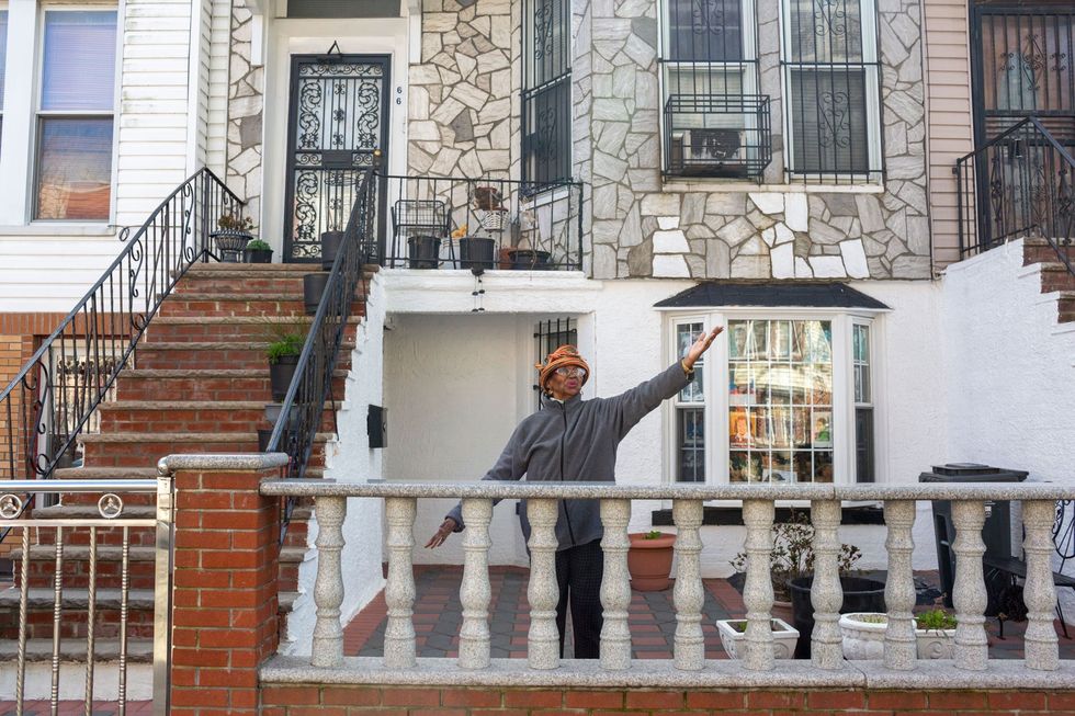 Een bejaarde dame doet gedurende enkele minuten oefeningen voor haar huis in Brooklyn New York