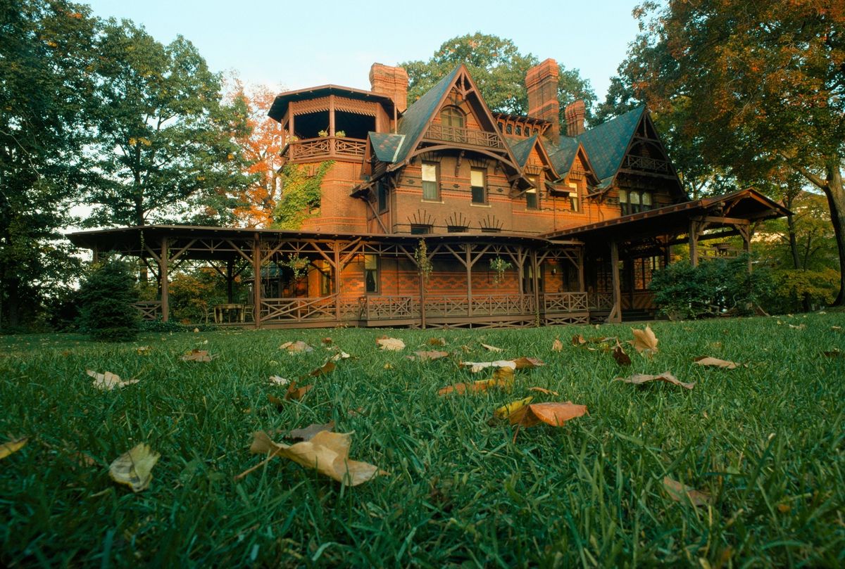 Personeel en bezoekers van het Mark Twain House and Museum in Hartford Connecticut hebben verteld over paranormale ontmoetingen in dit historische landhuis Elk jaar verzorgt het museum op feiten gebaseerde rondleidingen onder de titel Graveyard Shift Ghost Tours