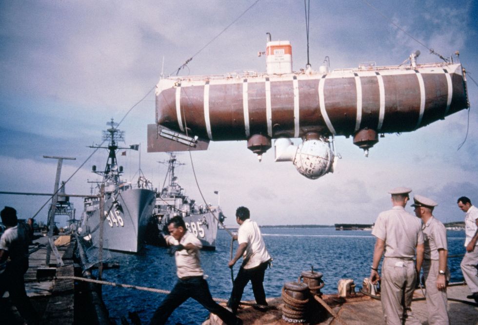 In 1960 daalden de Zwitserse oceanograaf Jacques Piccard en de Amerikaanse luitenantterzee tweede klasse Don Walsh met de bathyscaaf Trieste van de Amerikaanse marine af naar het Challenger Deep In de autonome onderzeer die op de foto boven de golven hangt zorgde een tank vol benzine voor een deel van het drijfvermogen De twee onderzoekers waren de eersten die het laagste punt van de oceaan bereikten waar ze een recorddiepte van 10911 meter maten