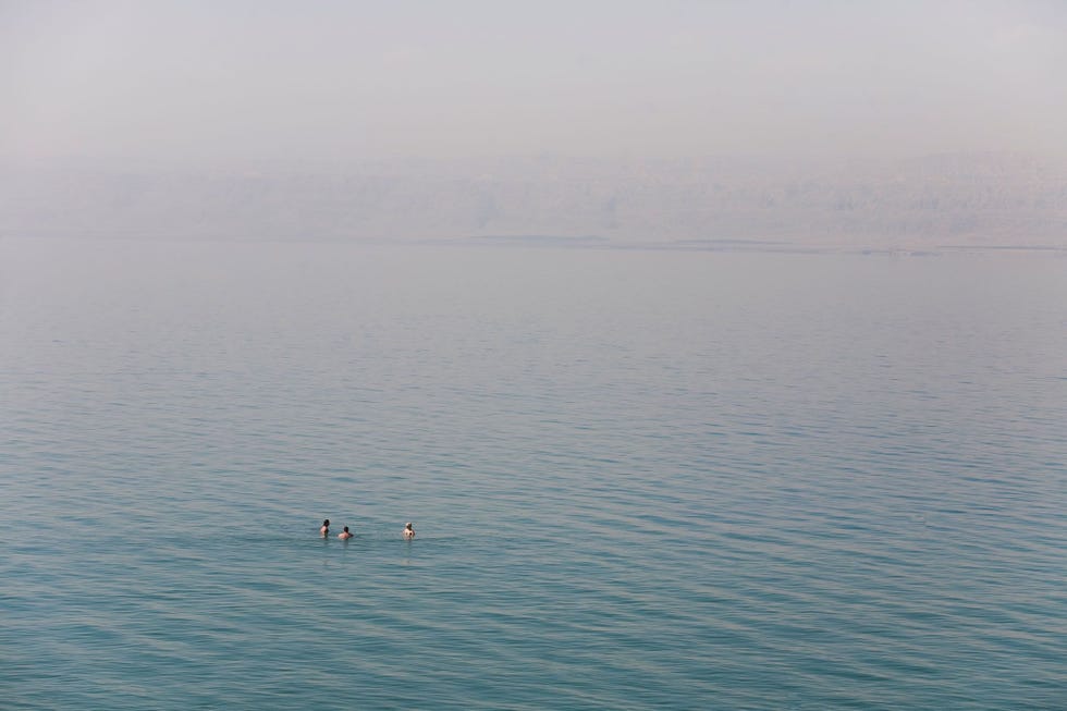 Dankzij het hoge zoutgehalte van de Dode Zee kunnen mensen er moeiteloos in blijven drijven