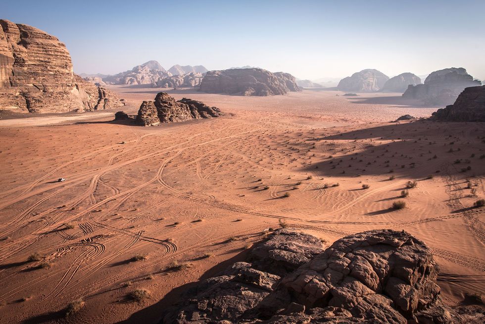 Dompel je onder in het uitgestrekte woestijnlandschap van Wadi Rum dat alleen wordt onderbroken door zuilen van zandsteen en grote geitenharen tenten van de bedoeenenstammen die hier leven