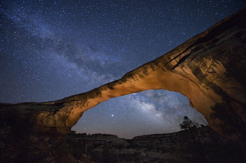 De sterrenhemel glinstert boven Owachomo Bridge in het Natural Bridges National Monument Utah
