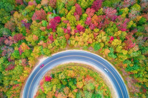 Luchtopname van de herfst in Dixville Notch New Hampshire Ik vind het heerlijk om in de herfst over deze wegen te rijden Ik heb een drone gebruikt om herfstkleuren vast te leggen die vanaf de weg niet te zien waren Deze foto dong in 2017 mee in de competitie Nature Photographer of the Year