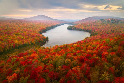Luchtopname van de stralende herfstkleuren rond de Kettle Pond in Vermont Voor deze foto heb ik gebruikgemaakt van een drone