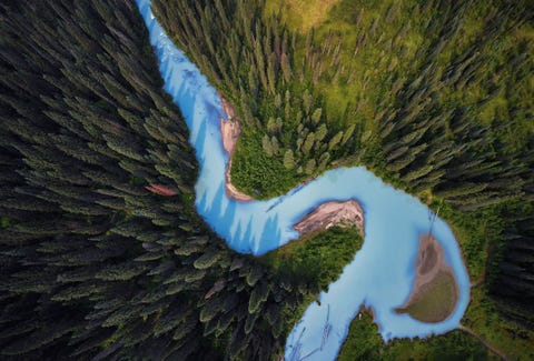Terwijl we over de schitterende Holmes River vlogen vormde het smeltwater een fraai contrast met het bos  het water is extra blauw vanwege het toegenomen smeltwater