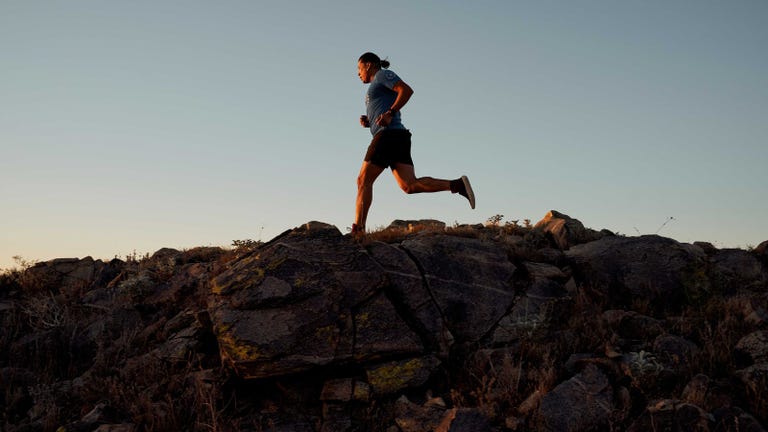 maratoniano navajo que corre con botines
