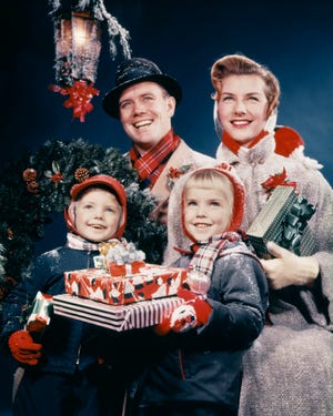 Familia celebrando la Navidad en los años sesenta