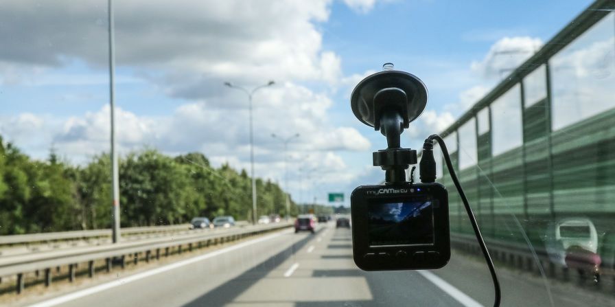 Hasta 1.500 euros de multa por llevar una cámara en el coche