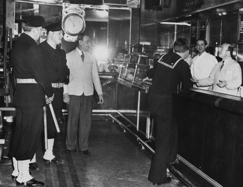 40 Vintage Photos of Bars Through the Years