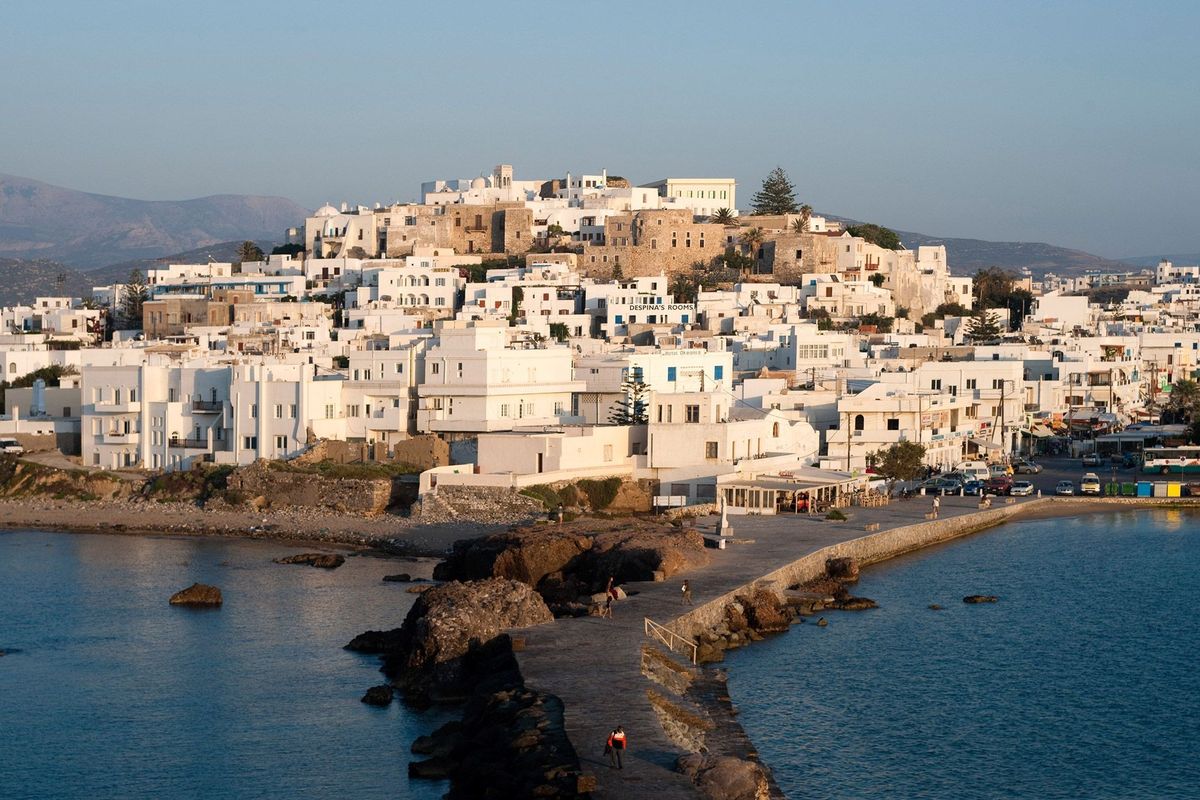 Het zonlicht schijnt op de hoofdplaats of chora van Naxos Het grootste eiland van de Griekse Cycladen kan bogen op een duizenden jaren oude culinaire geschiedenis