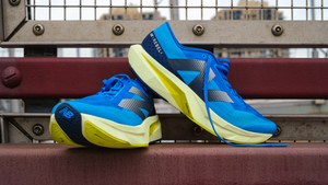 las zapatillas de running new balance fuelcell rebel v4 en color azul y amarillo