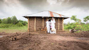 Kenia Huwelijksportret vanMonica en Ezekiel aan de voordeur van hun nieuwe huis