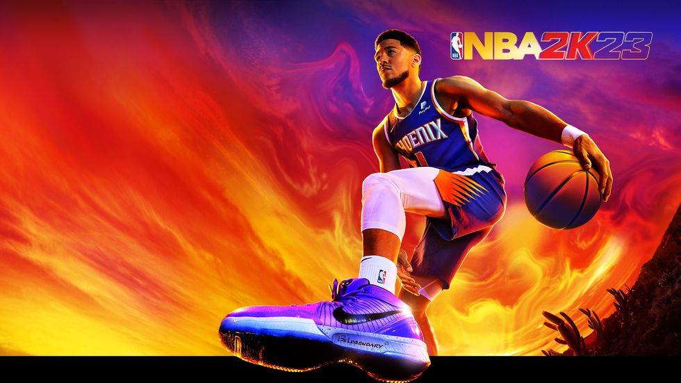 NBA2K23-Poster, auf dem sich Devin Brooker mit einem Basketball vor einem bemalten orange-violetten Hintergrund vorwärtsbewegt