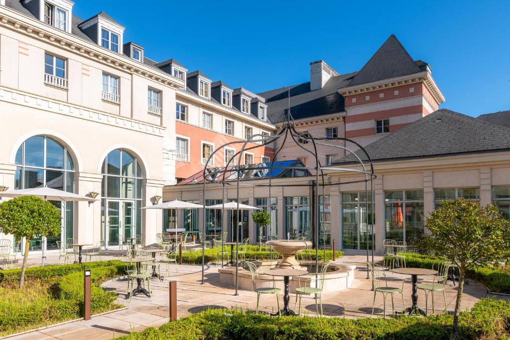 nearest hotel to disneyland paris