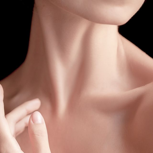 Skin, Neck, Shoulder, Chin, Beauty, Joint, Lip, Hand, Close-up, Chest, 