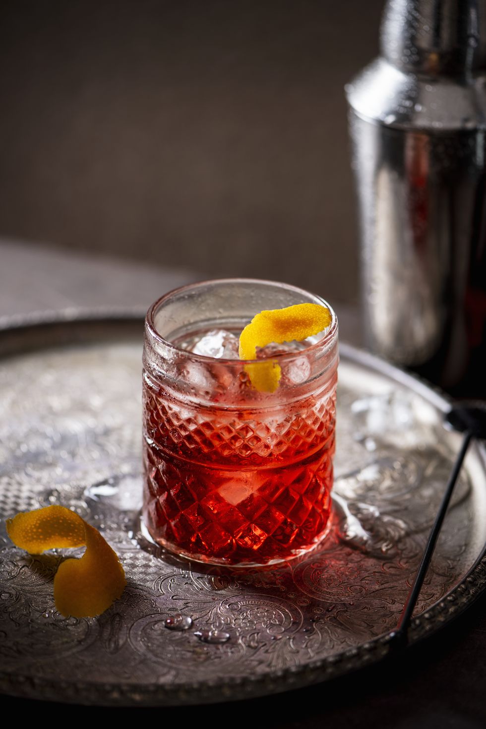 portakal kabuğu rendesi ile negroni kokteyli (vermut, cin ve campari)