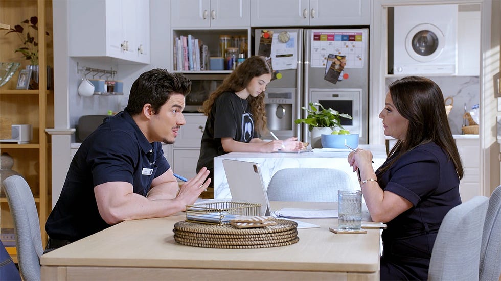 colton keys, nell rebecchi và terese willis trong neighbors