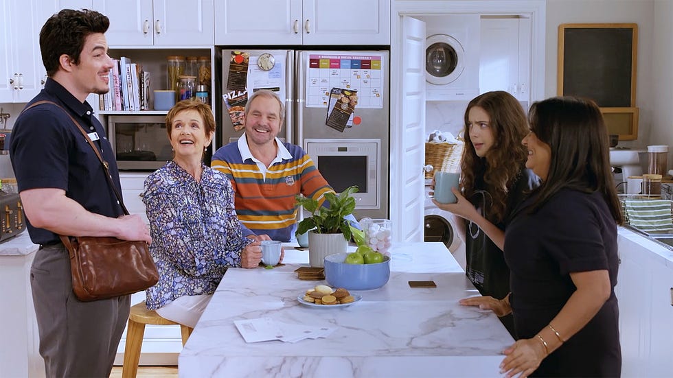 colton keys, susan kennedy, karl kennedy, nell rebecchi và terese willis trong neighbors