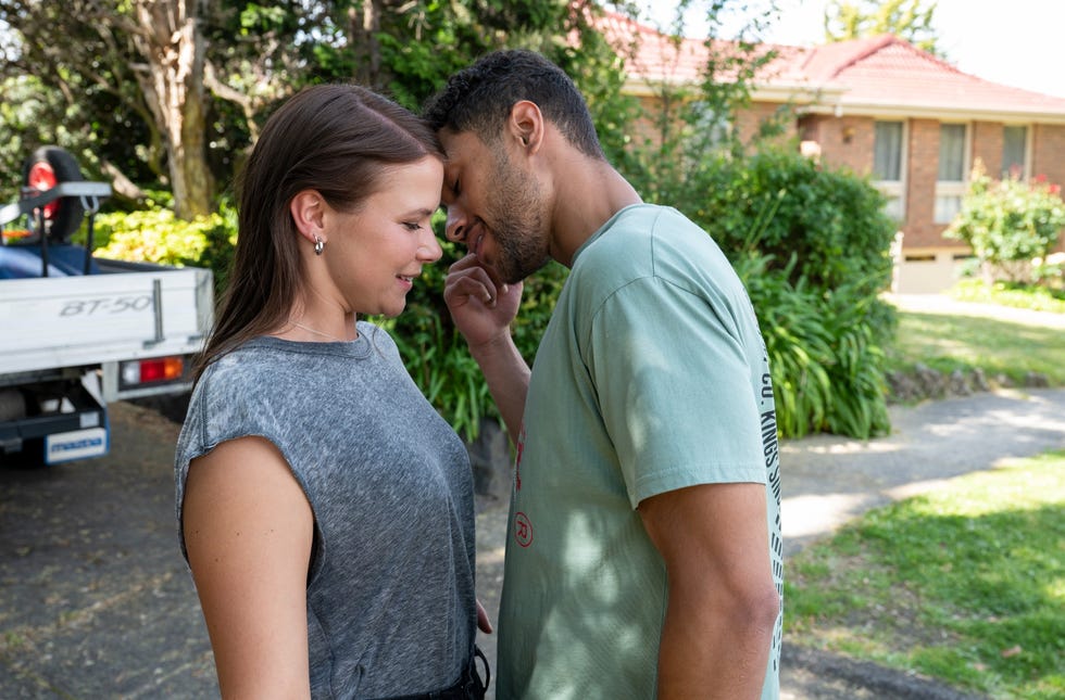 freya wozniak and levi canning in neighbours