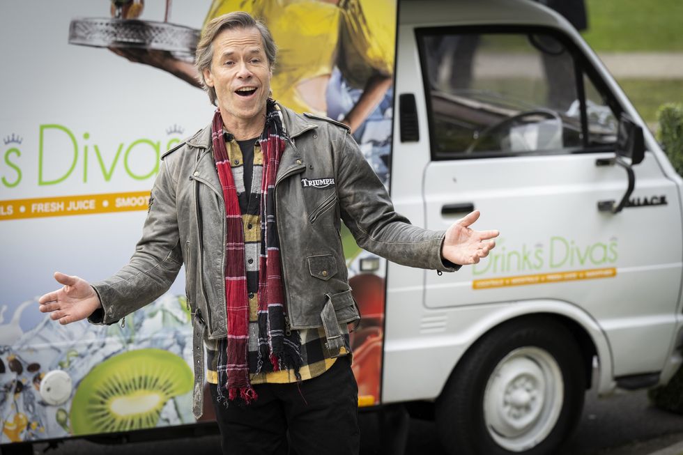 photo of guy pearce as mike young in neighbours