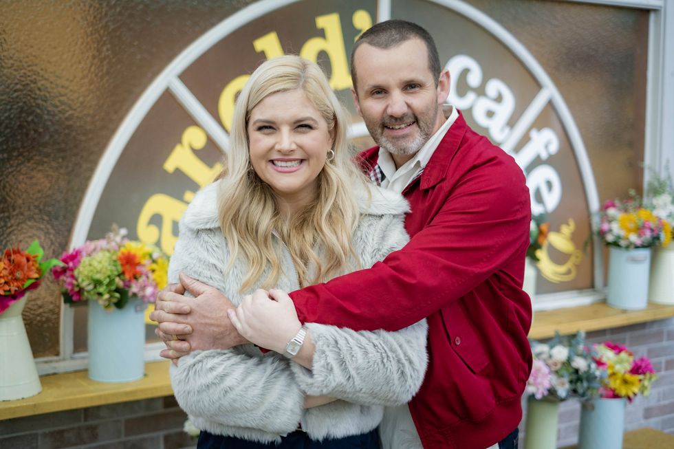 lucy durack and ryan moloney as rose walker and toadie rebecchi in neighbours