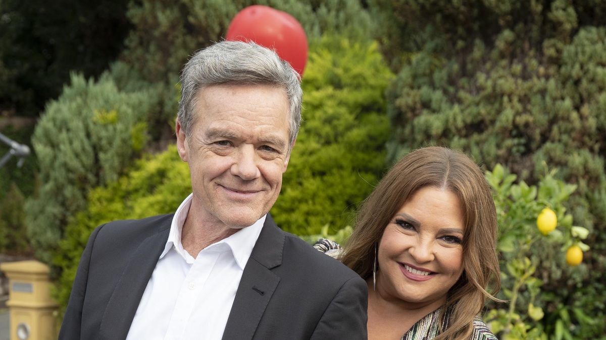 preview for Soap stars respond to Neighbours axing news