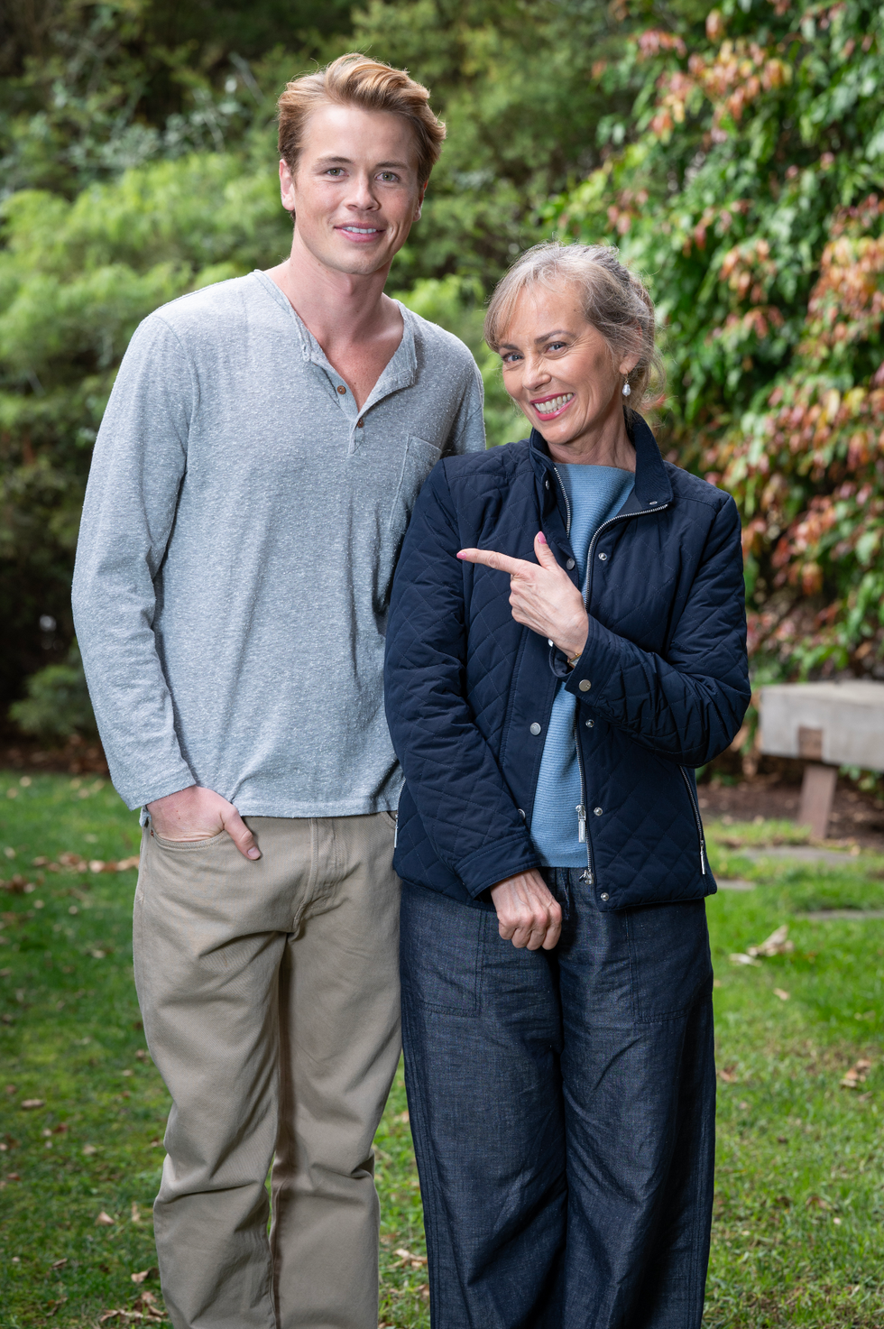 xavier molyneux y annie jones como byron stone y jane harris en vecinos