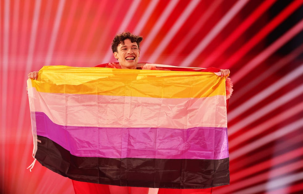 el cantante de suiza con la bandera no binaria