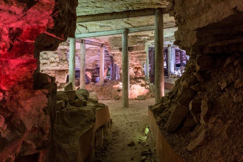 Krzemionki Prehistoric Striped Flint Mining Region, Poland PREHISTORISCHE VUURSTEENMIJNEN VAN DE REGIO KRZEMIONKI POLENVier archeologische vindplaatsen uit het Neolithicum en de Bronstijd getuigen van mijngangen voor het delven van gestreepte vuursteen en van de productie van vuursteenbijlen een van de meest uitgestrekte complexen van deze aard die tot nu toe is ontdekt