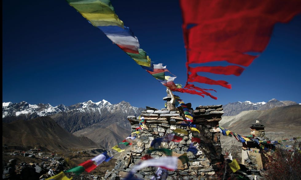 Gebedsvlaggen wapperen in de wind bij Muktinath 3800 m Dit klooster is een belangrijke halteplaats op de Annapurnatrekking