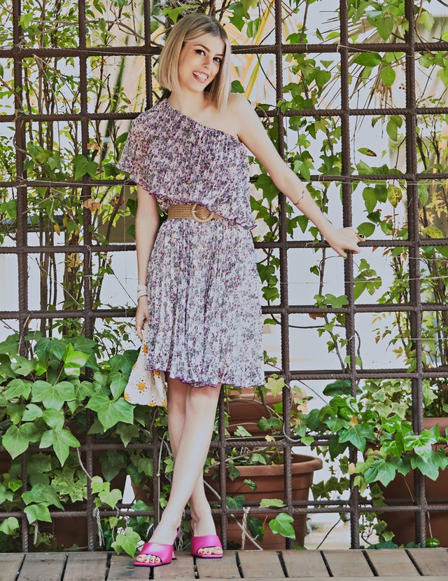 la cantante, con un vestido estampado de corte asimétrico, posa ante unas plantas