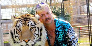 Een screenshot uit de Netflix-documentaire Tiger King, waarin we Joe Exotic met een tijger zien.