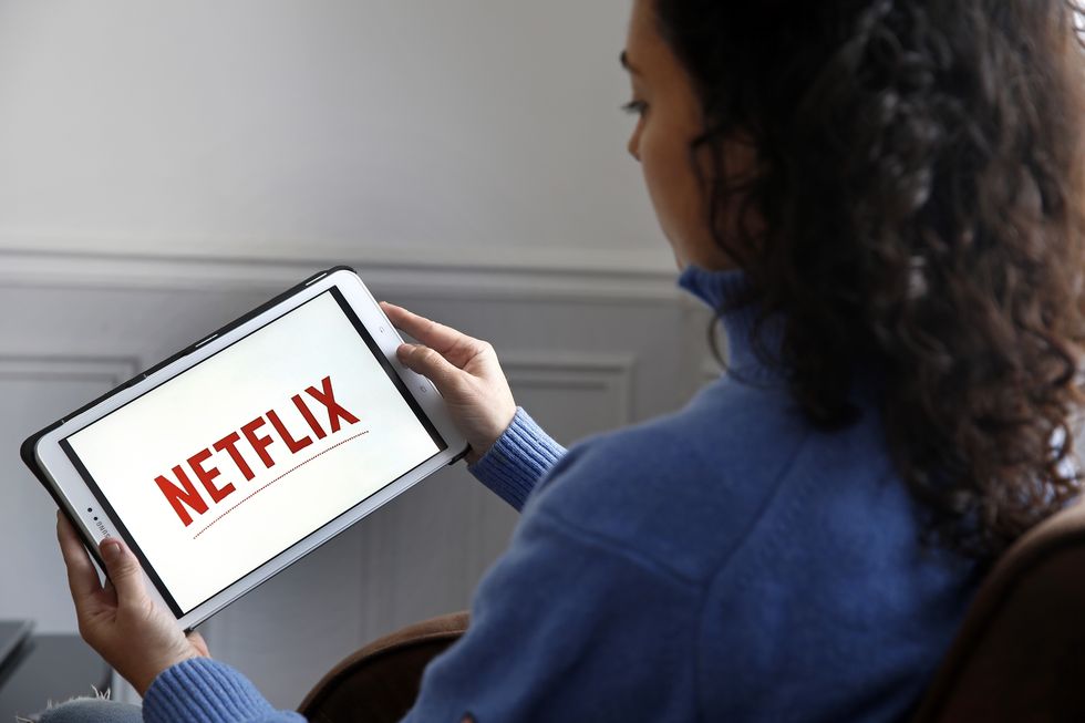 Das Logo des Netflix-Mediendienstleisters wird auf dem Bildschirm eines Tablets angezeigt
