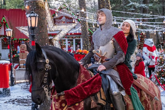 Een still van de Netflix-kerstfilm The Knight Before Christmas met Vanessa Hudgens