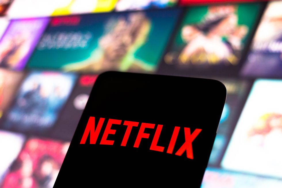 Das Netflix-Logo wird auf einer Fotoillustration auf einem Smartphone-Bildschirm angezeigt