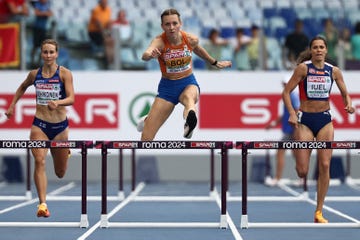 femke bol aan de leiding tijdens de 400m horden tijdens het ek atletiek in rome