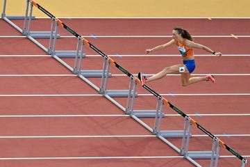 femke bol in actie tijdens het hordelopen