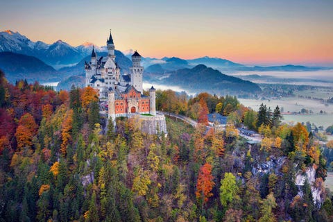 Lang voordat het de inspiratie zou vormen voor het kasteel van Doornroosje in Disneyland was Neuschwanstein het laatste toevluchtsoord van de Beierse koning Ludwig II die een groot deel van de inkomsten van zijn koninkrijk aan de bouw van kastelen besteedde Daarvan is Neuschwanstein de populairste bestemming geworden het slot wordt per jaar door ruim n miljoen toeristen bezocht Slechts veertien van de in totaal tweehonderd geplande vertrekken werden ingericht met weelderig bladgoud sierlijk houtsnijwerk en prachtige muurschilderingen die getuigen van de obsessie van deze berromanticus voor de mythen en legenden in de operas van Richard Wagner