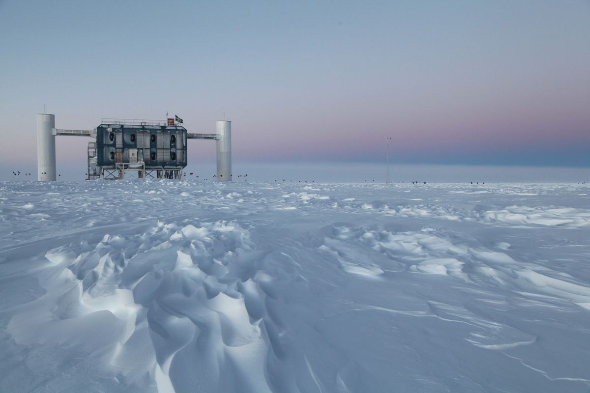 Het IceCubeobservatorium s werelds grootste neutrinodetector ligt diep verborgen in het ijs onder het Zuidpoolstation AmundsenScott