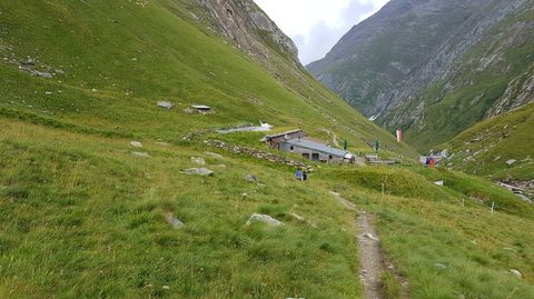 DeClarahtteis gebouwd in 1872 en ligt vlakbij de Umbalwaterval in het Osttiroler Virgental
