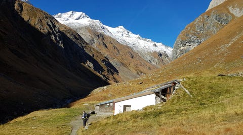 Omringd door drieduizenders heeft deClarahtteeen indrukwekkende locatie maar dit brengt helaas ook nadelen met zich mee In 2012 heeft een grote lawine veel schade aangericht Onder de leiding van Klaus Mathoy werd de hut volledig ecologisch bewust gerenoveerd