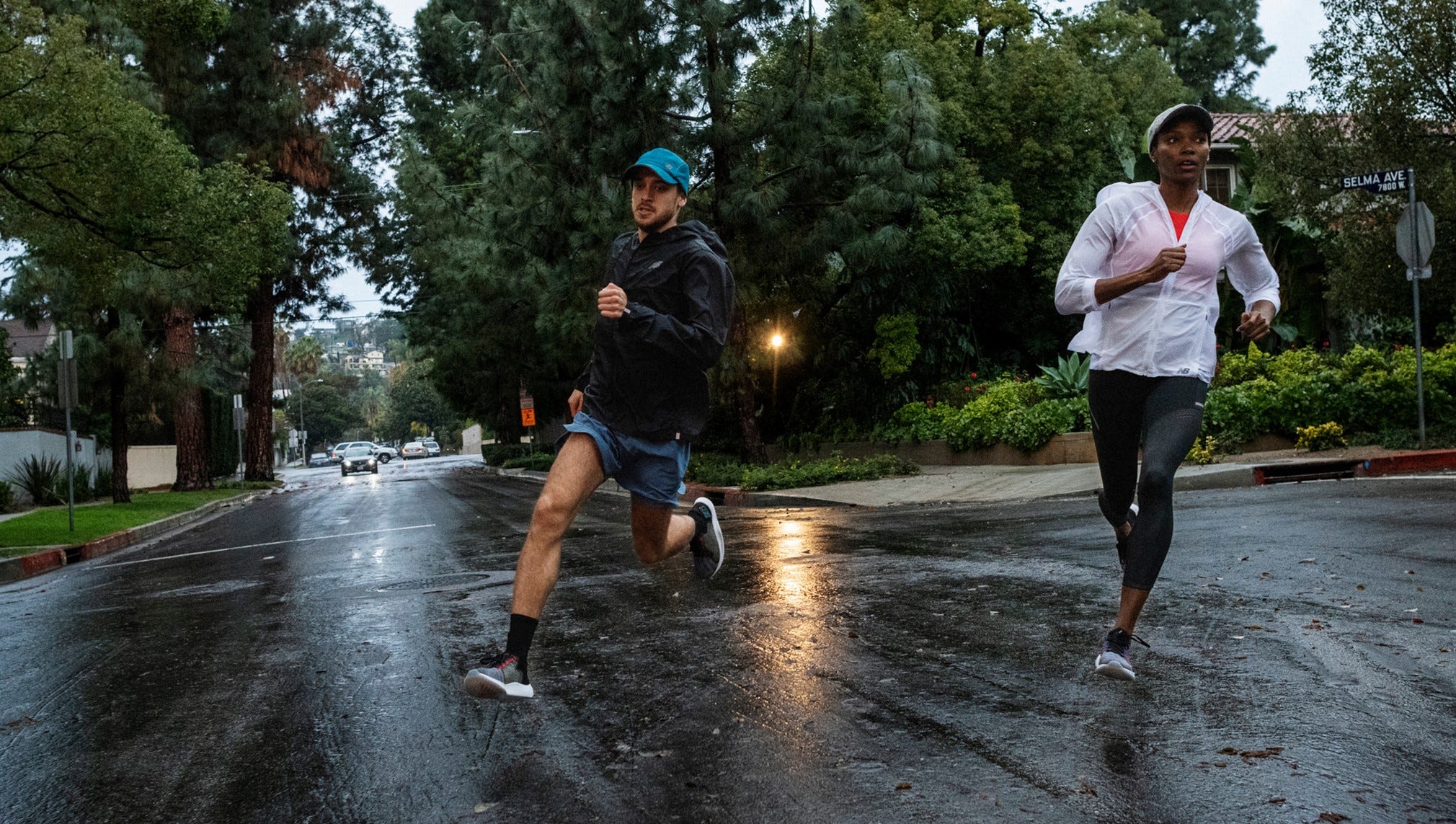 dos atletas de new balance corriendo por una calle