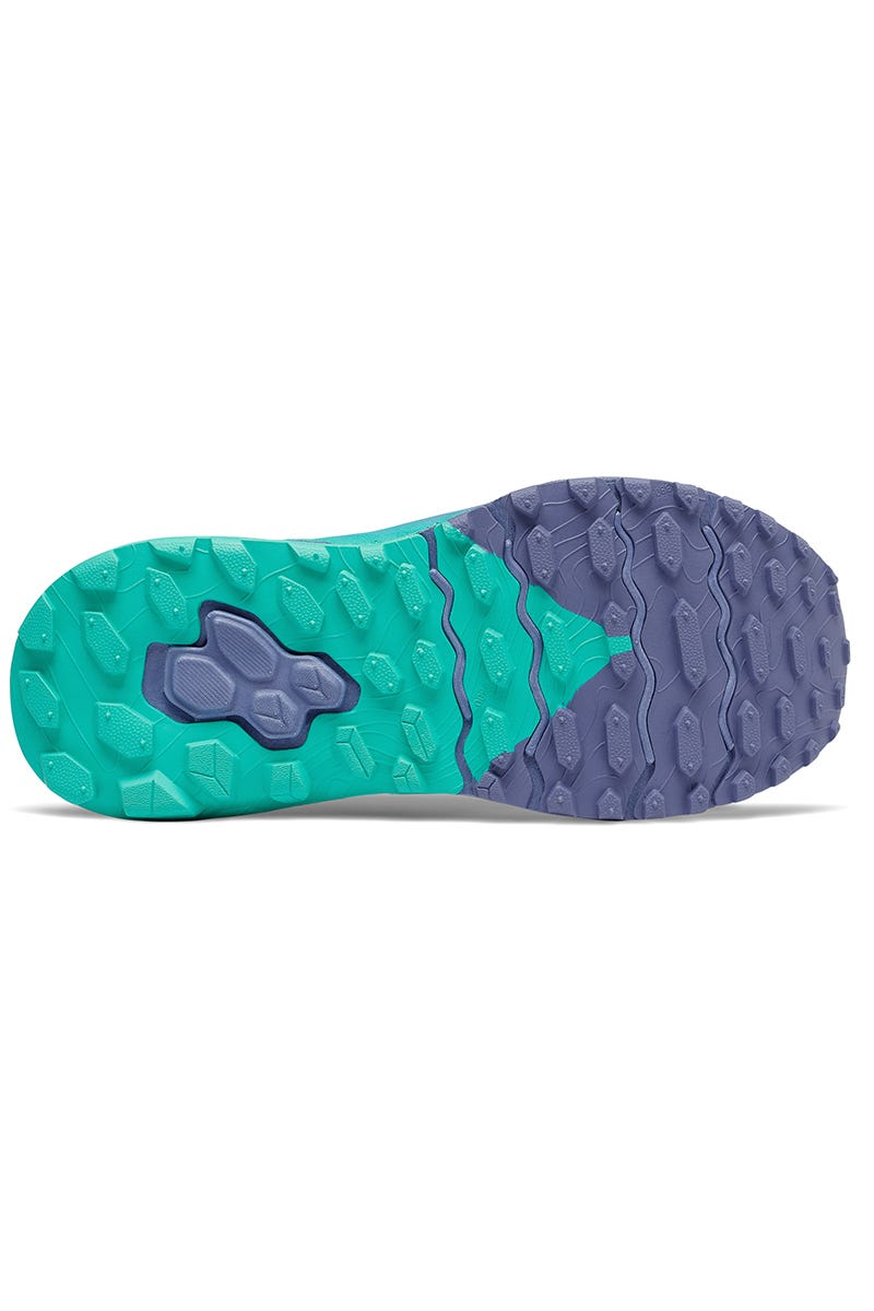 suela de la zapatilla de trail running new balance fresh foam more trail v1 en color gris y morado