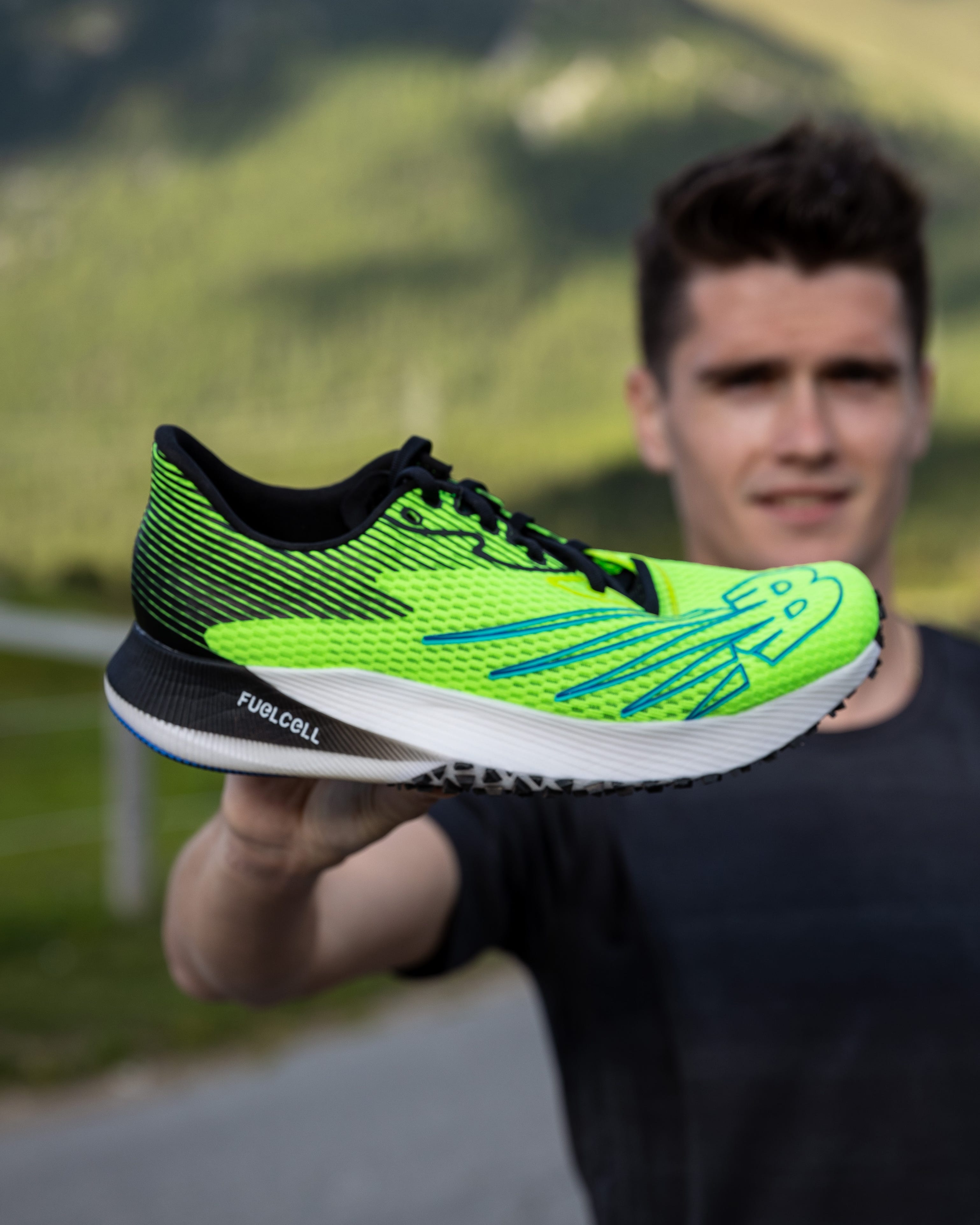 un atleta sosteniendo la zapatilla de running new balance fuel cell rc elite