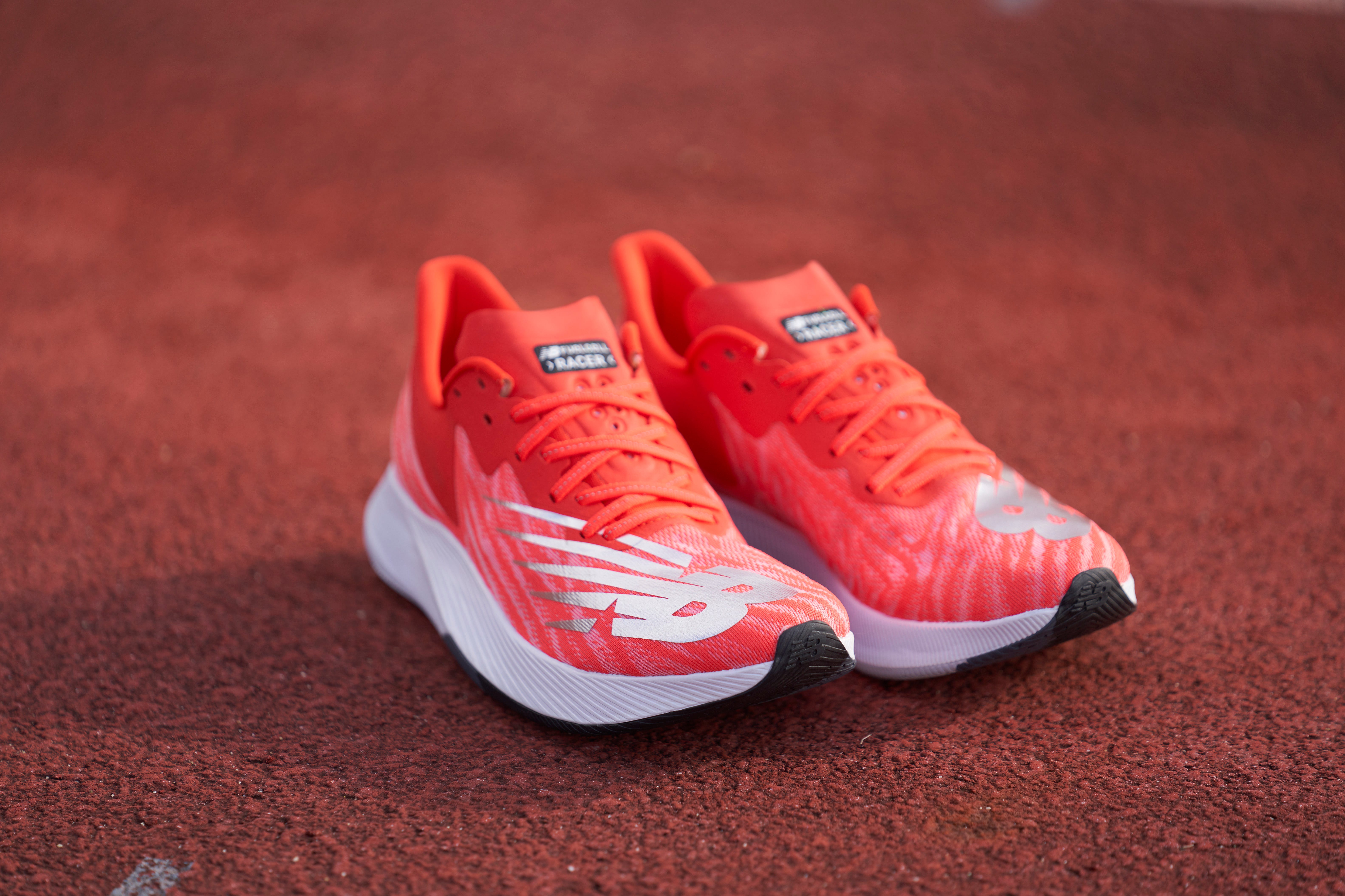 la zapatilla de running new balance fuel cell tc energystreak en color rojo