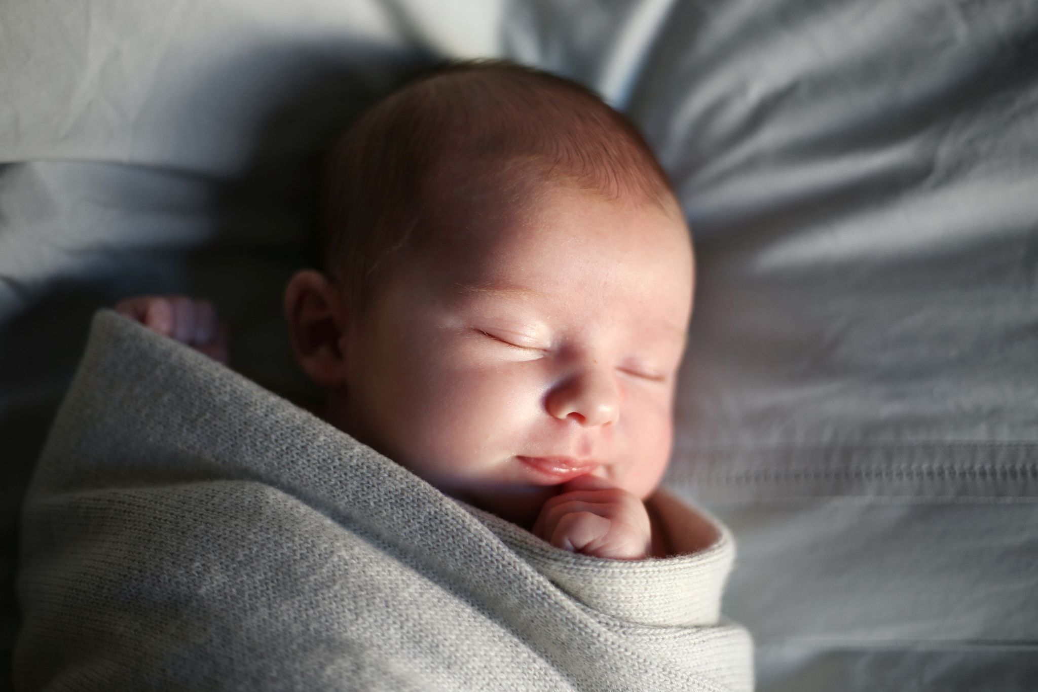 Mi recién nacido se pasa todo el día dormido: ¿es normal?