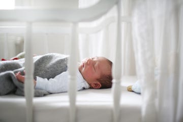 recien nacido durmiendo en cuna