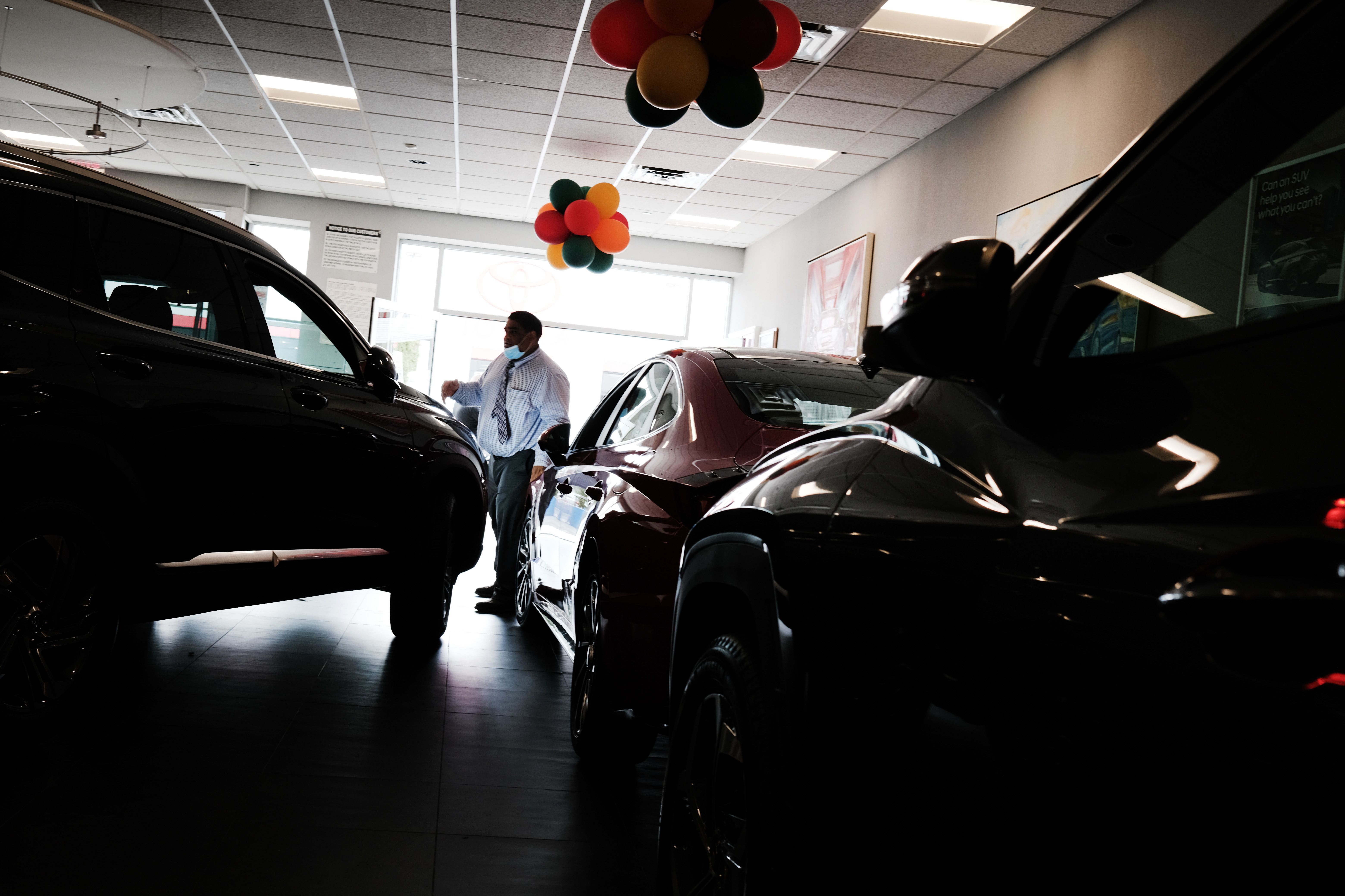 How much do car store dealerships pay for new cars